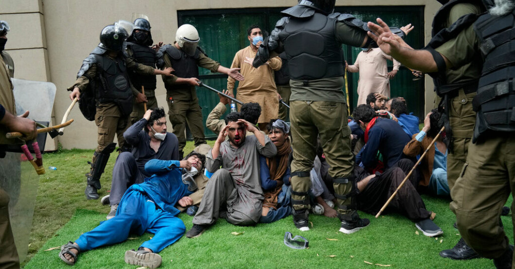 Pakistans polis griper anhängare till Pakistans tidigare premiärminister Imran Khan utanför dennes bostad i Lahore. Samtidigt utspelas tumultartade scener i Islamabad när rättegången mot Khan skulle inledas. Tumultartat i Pakistan vid Khans rättegång