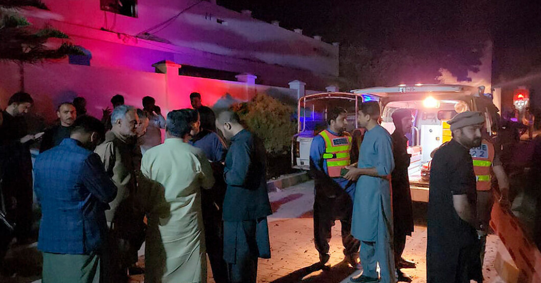Pakistansk polis och räddningstjänst vid polisstationen som var måltavla för två explosioner på måndagen. Attack mot polisstation i Pakistan – flera döda