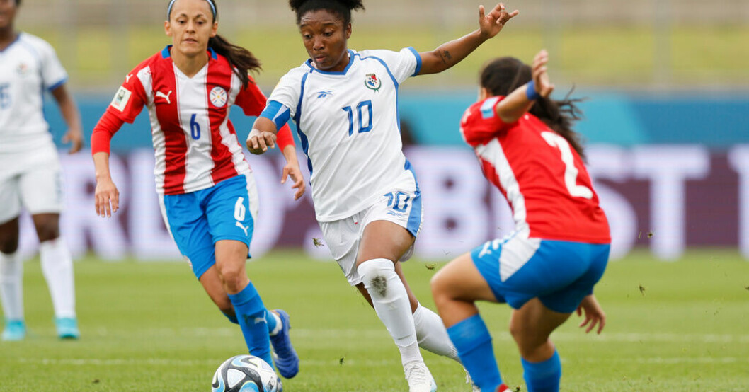 Panamas Marta Cox, i mitten, i närkamp med Paraguays Limpia Fretes, till höger, och Dulce Maria Quintana. Historisk seger för Panama – tog sista VM-platsen