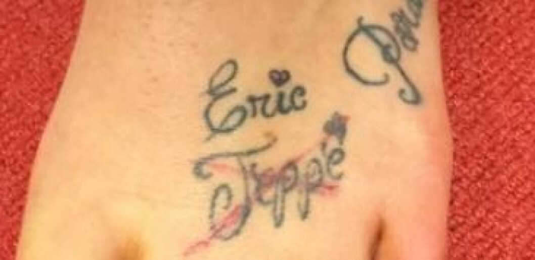 Paow har namnen “Jeppe” och “Eric” på foten.