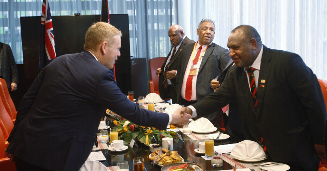 Papua Nya Guineas premiärminister James Marape, till höger, hälsar på Nya Zeelands Chris Hipkins på måndagsmorgonen. Flera ledare från Stillahavsregionen, liksom USA:s utrikesminister Antony Blinken och Indiens premiärminister Narendra Modi möts på måndagen i Papua Nya Guineas huvudstad Port Moresby. USA och Papua Nya Guinea undertecknar pakt