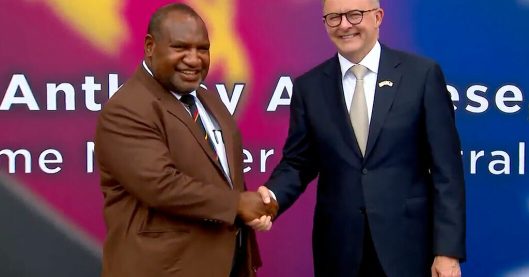 Papua Nya Guineas premiärminister James Marape skakar hand med Australiens premiärminister Anthony Albanese vid ett möte i januari. Arkivbild. Kidnappad professor släppt