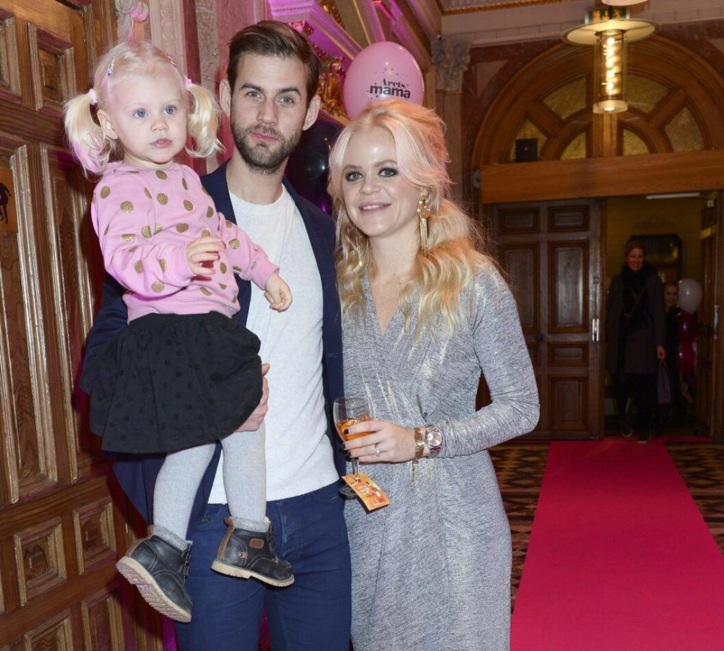 Linda Öhrn Lernström och Pär Lernström med dotter Bibi på samma bild. Linda Öhrn Lernström och Pär Lernström med dotter Bibi på samma bild.