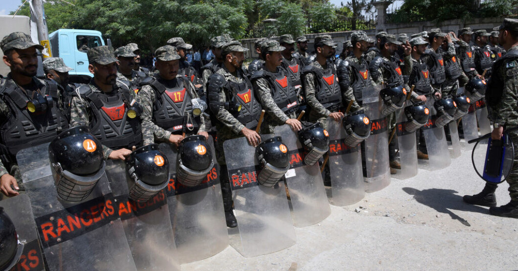 Paramilitära soldater vaktade under tisdagen utanför domstolen där Pakistans tidigare premiärminister Imran Khan greps. Nästan 1 000 gripna vid protesterna i Pakistan