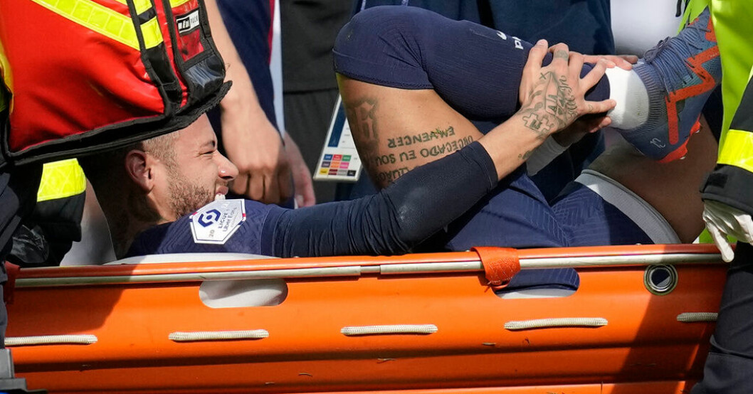Neymar skadad – bars ut på bår