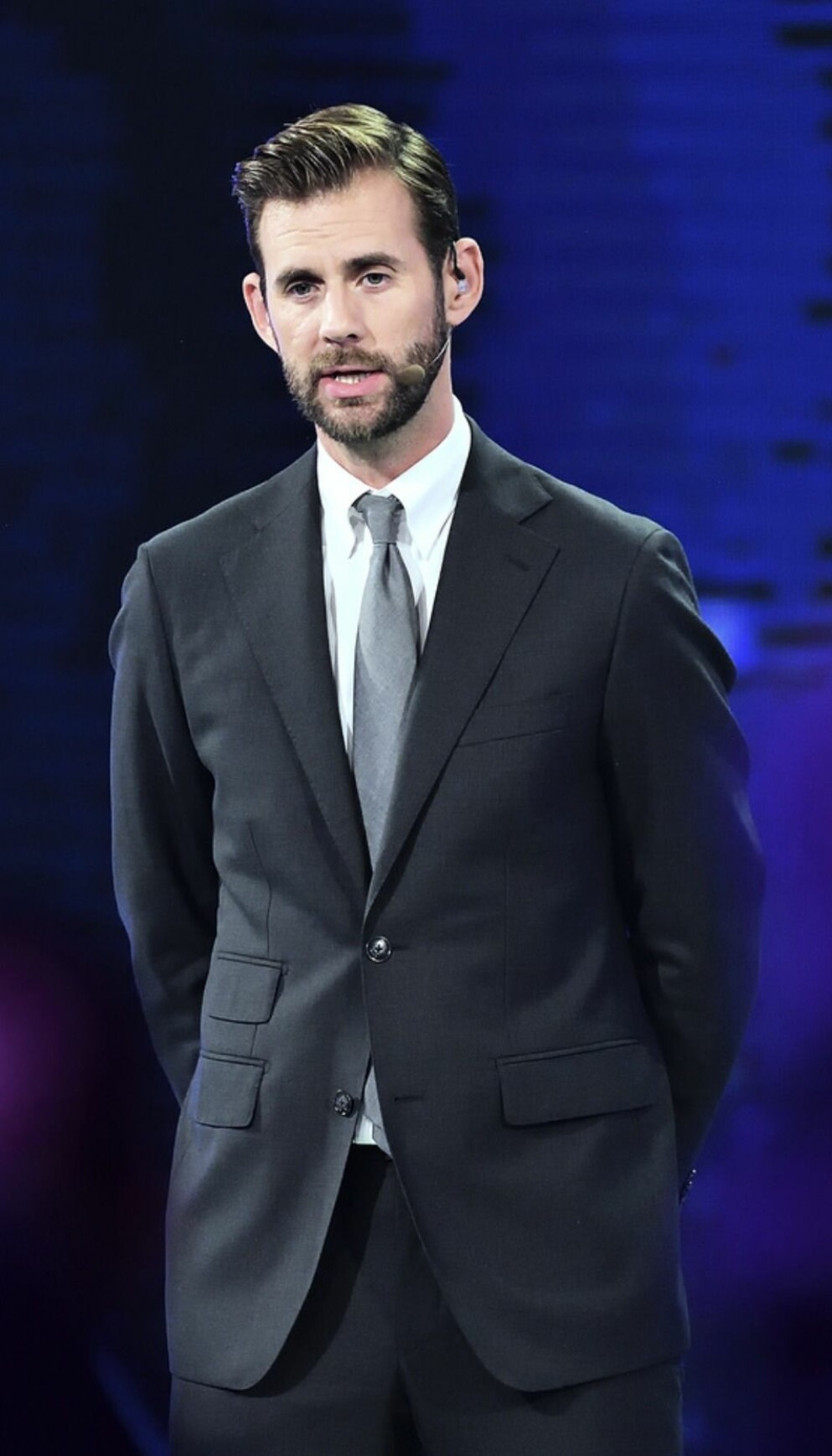 Pär Lernström är programledare för <span class=" italic" data-lab-italic_desktop="italic">Kockarnas kamp</span>. Pär Lernström i kostym på scen