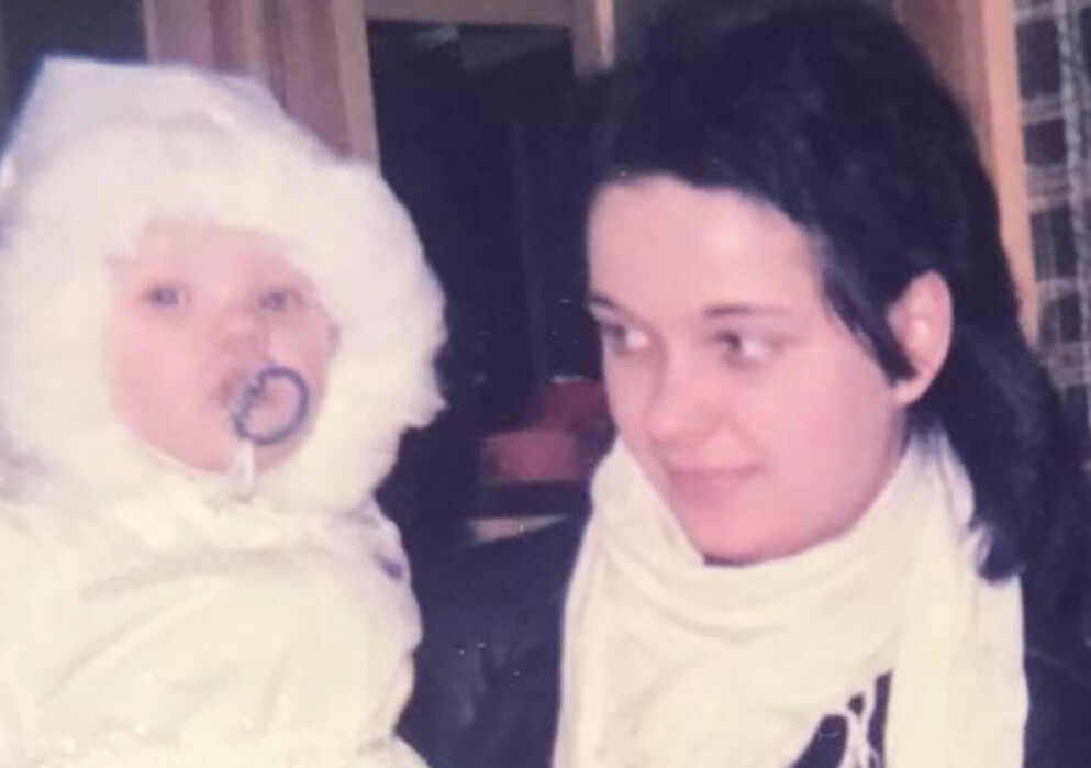 Patrik som barn med sin mamma. Patrik Fernlund med sin mamma.
