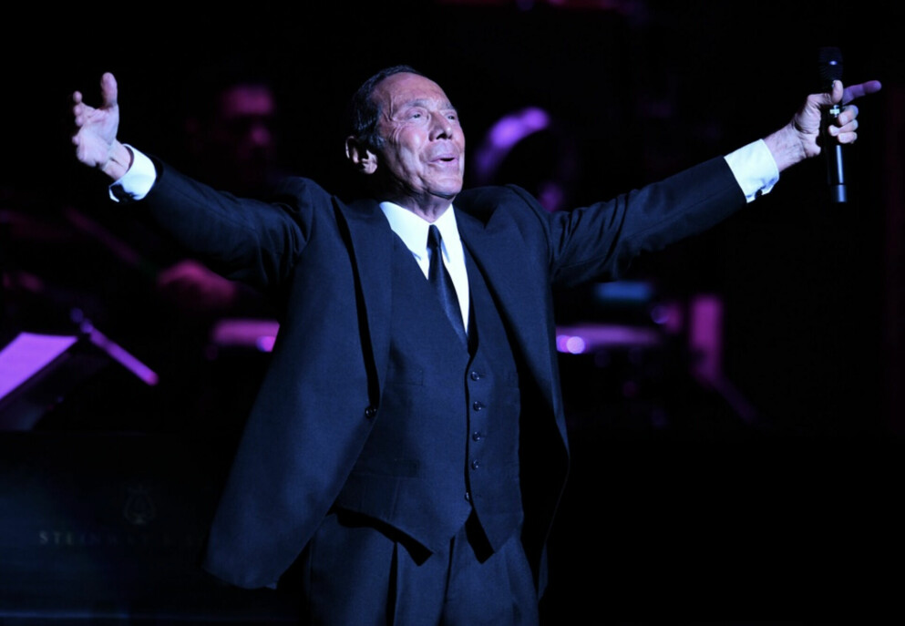 Paul Anka tackar på scen efter en konsert