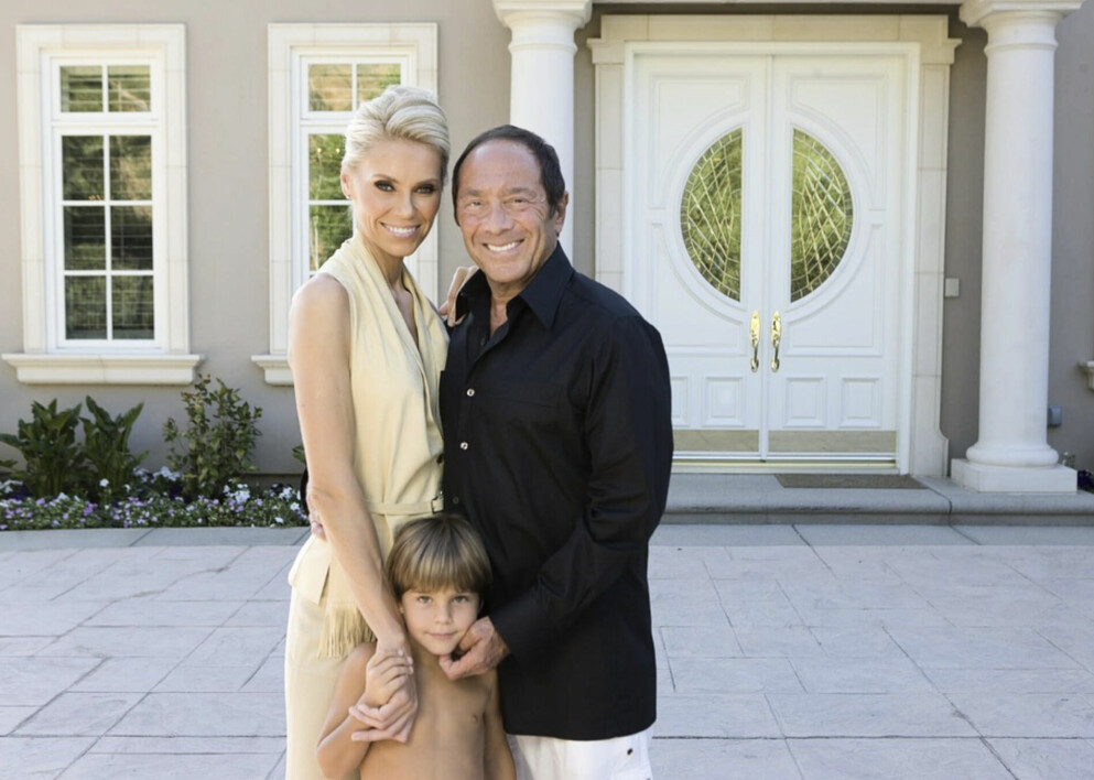 Anna Anka och Paul Anka med sonen Ethan utanför deras hus åt 2009. Anna Anka och Paul Anka med sonen Ethan
