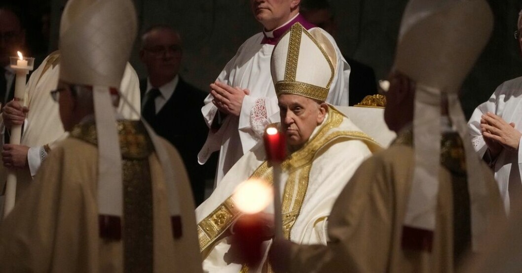 Påve Franciskus ledde lördagens påskvaka efter att ha hållit sig inomhus på långfredagen i det kyliga vädret. Påven tillbaka i blickfånget – höll mässa