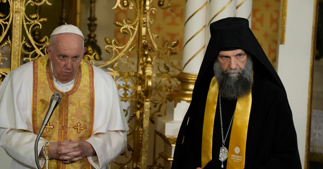 Påve Franciskus och ärkebiskop Peter Fulop Kocsis i Ungern. Påven vädjar om öppenhet under Ungernbesök