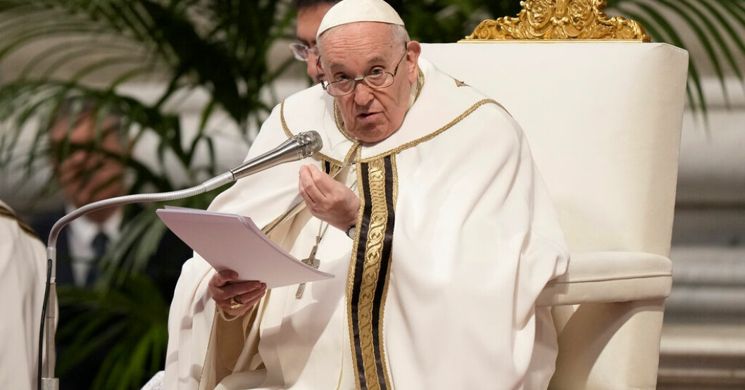 Påve Franciskus skrevs nyligen ut från en tredagarsvistelse på ett sjukhus i Rom där han vårdats för luftrörskatarr. Kyla tvingar påven avstå från korsvägsandakt