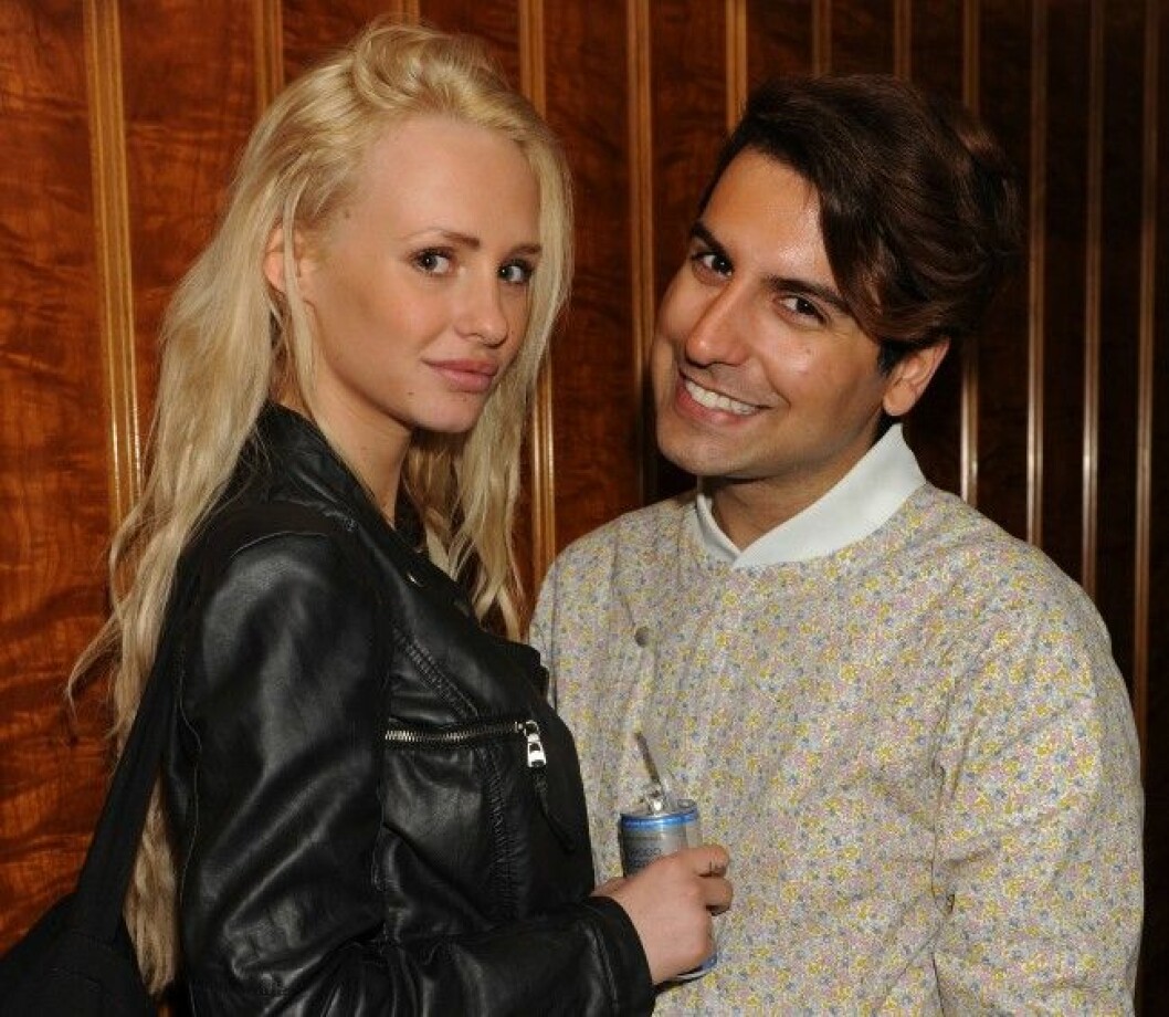 Daniel Paris stöttas av vännen Paulina “Paow” Danielsson. Daniel Paris stöttas av vännen Paulina "Paow" Danielsson.