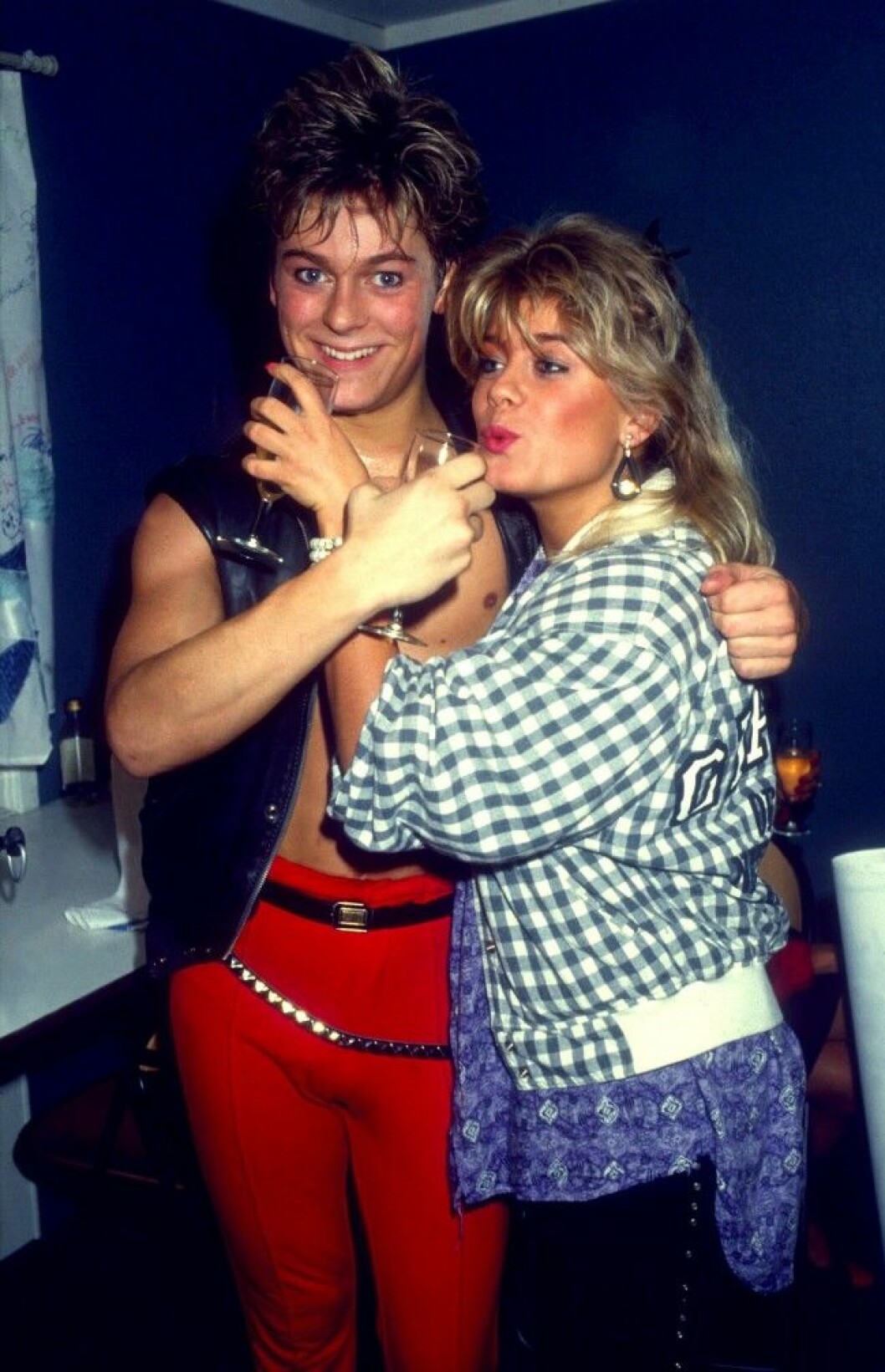 NICLAS WAHLGREN artist 1985 med syster Pernilla Dia 28863