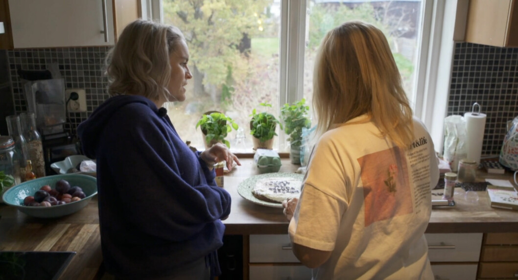Pernilla Wahlgren bakade en passivt aggressiv tårta hemma hos vännen Emilia i torsdagens avsnitt av Wahlgrens värld.