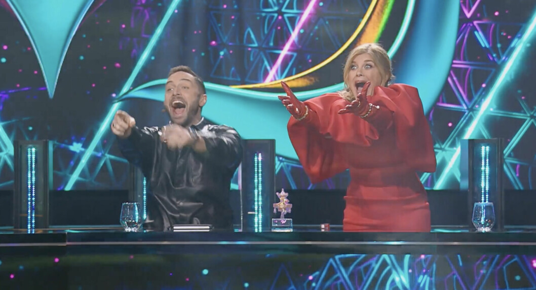 Pernillas stora chock när hon ser vem som gömmer sig bakom masken Astronauten i fredagens avsnitt av <span class=" italic" data-lab-italic_desktop="italic">Masked singer</span>. Pernillas stora chock när hon ser vem som gömmer sig bakom masken Astronauten i fredagens avsnitt av Masked singer.