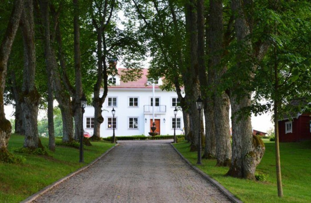Parets herrgårdsvilla i södra Stockholm är magnifik. Mikael Persbrandt, 52Skådisen och särbon Sanna Lundell, 37, köpte nyligen 500 kvadratmeter stora herrgården Stora Lundby gård i Sorunda fem mil söder om Stockholm för 14,4 miljoner kronor. Paret har sönerna Igor 9, och Lo, 6. Sedan tidigare har Sanna dottern Olga, 15, med musikern Wille Crafoord, 50.