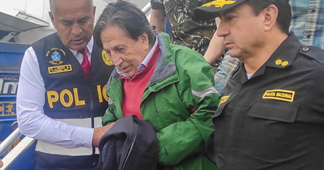 Perus förre president Alejandro Toledo lämnar det flygplan han anlände till Peru i. President i handbojor återvände hem