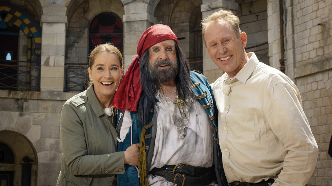 Peter Stormare i rollkaraktären Kapten Kaboom tillsammans med det välkända radarparet Agneta och Gunde. Peter Stormare i rollkaraktären Kapten Kaboom tillsammans med det välkända radarparet Agneta och Gunde.
