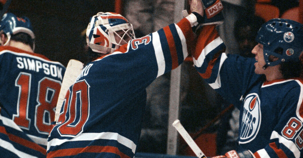 Petr Klima, till höger, firar Stanley Cup-titeln tillsammans med Edmontons målvakt Bill Ranford. Den tjeckiske hockeylegendaren har avlidit 58 år gammal. Tjeckisk hockeylegendar död