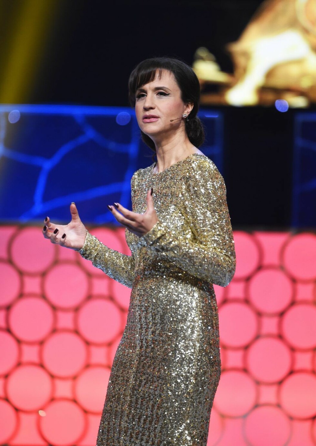 Petra Mede säger som hon tycker och känner. Petra Mede säger som hon tycker och känner.