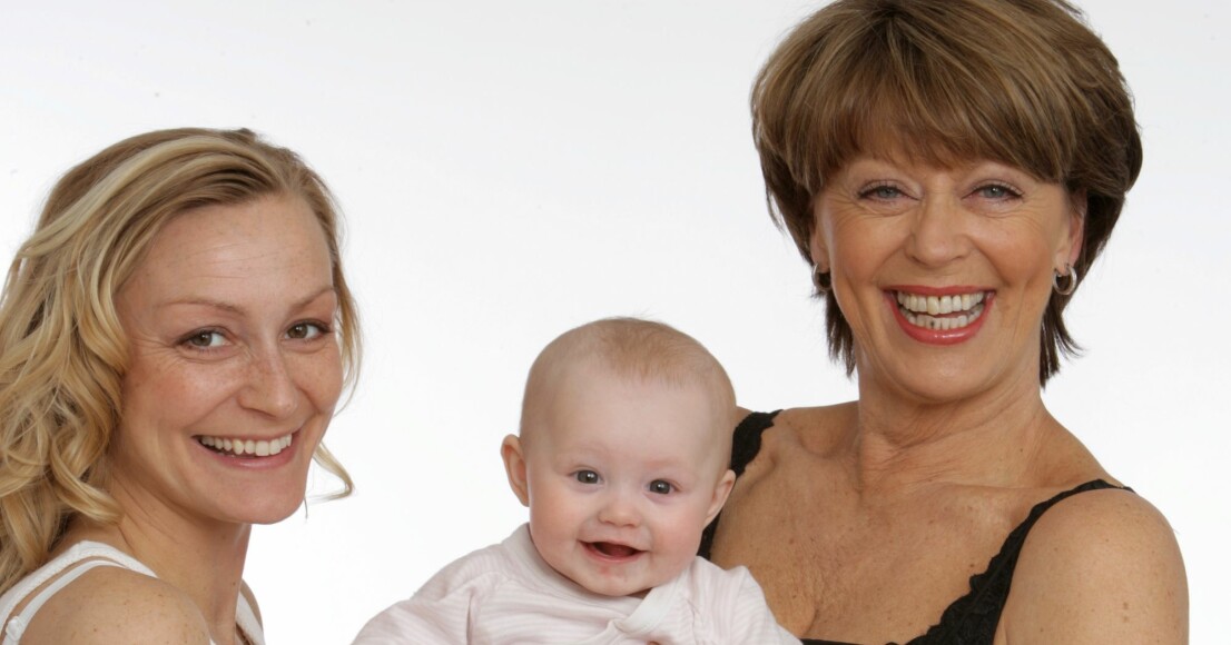 Lill Lindfors lycka över att ha blivit mormor. Petronella Wester, Tindra Wester, Lill Lindfors