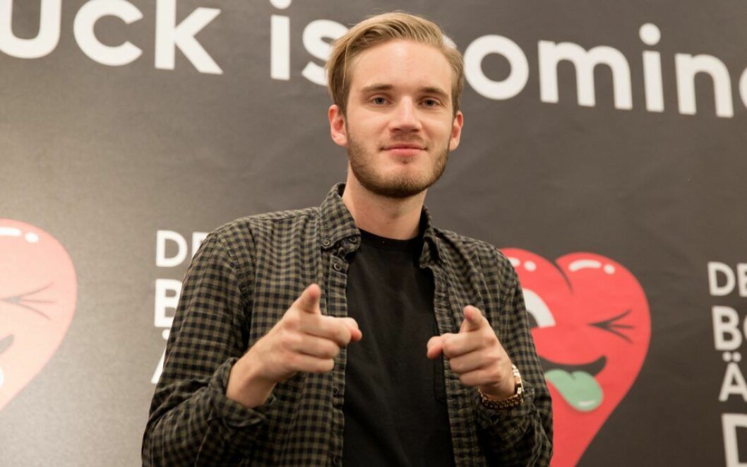 Felix "PewDiePie" Kjellberg signs his new book ?This books lov 4