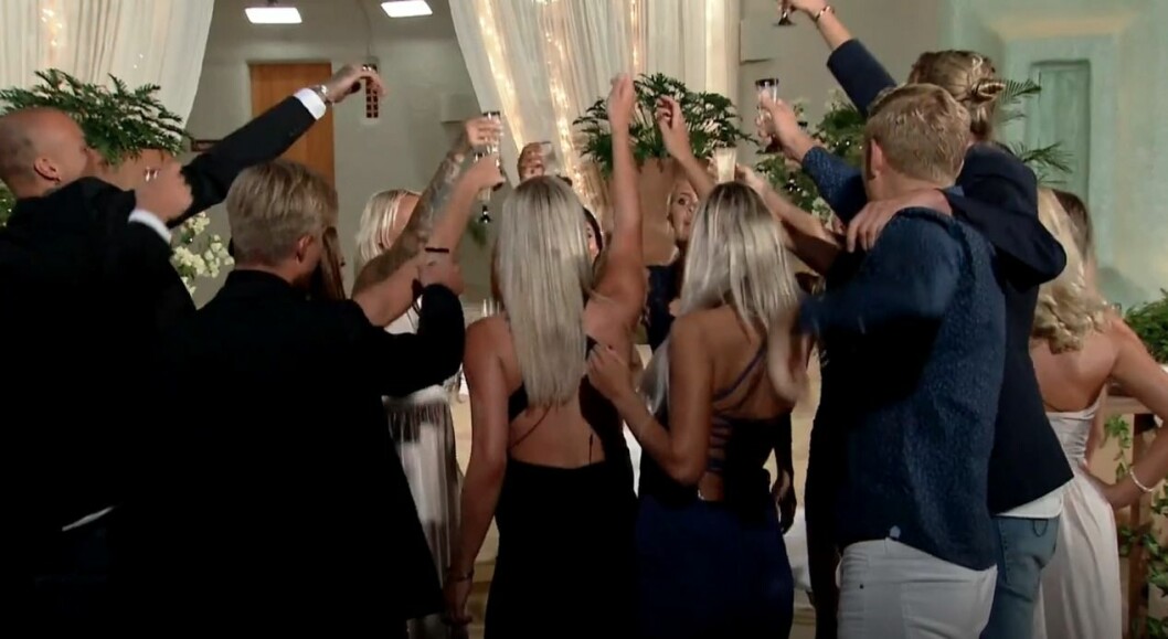 Deltagarna skålade i bubbel direkt efter att vinnaren korats. Paradise hotel vinnare fest 2019