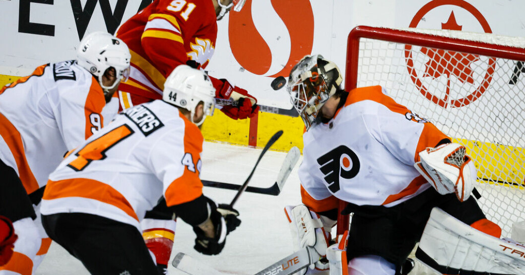 Philadelphias svenske målvakt Samuel Ersson blockerar ett skott av Calgarys Nazem Kadri. Ersson obesegrad i NHL – stoppade Calgary