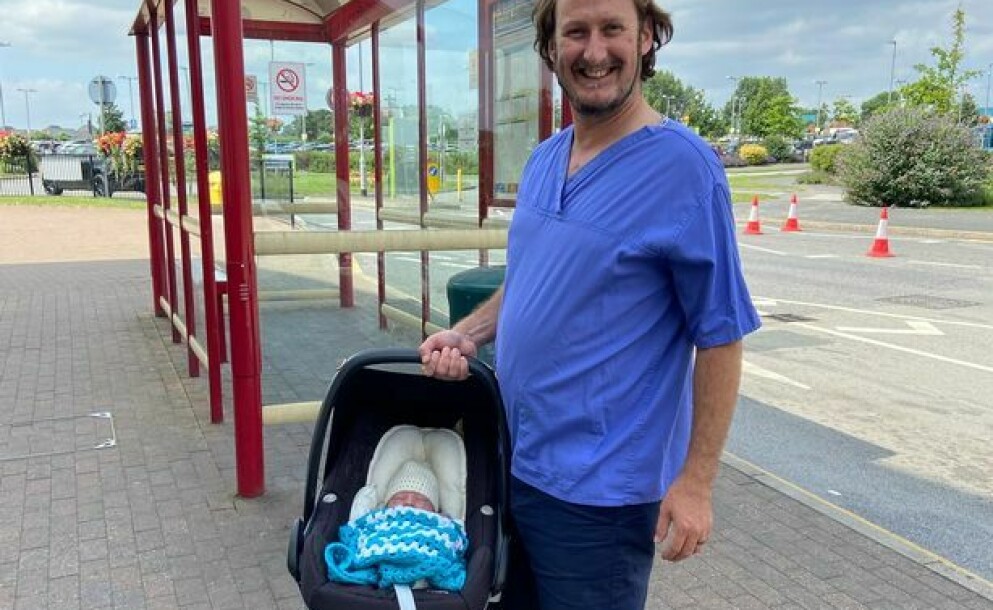 Barnaby Andrew äntrade världen vid den här busshållplatsen i Yorkshire. En omtumlande start för pappa Philip som fick ta emot sonen och linda in honom i sin tröja. Philip Andrew