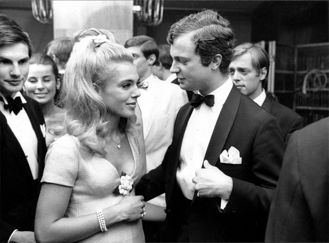 Pia Degermark och kronprinsen Carl Gustaf tillsammans på en studentskiva på <span class=" italic" data-lab-italic_desktop="italic">Strand hotel</span> år 1968. Pia Degermark och kronprinsen Carl Gustaf tillsammans på en studentskiva på Strand hotel år 1968.