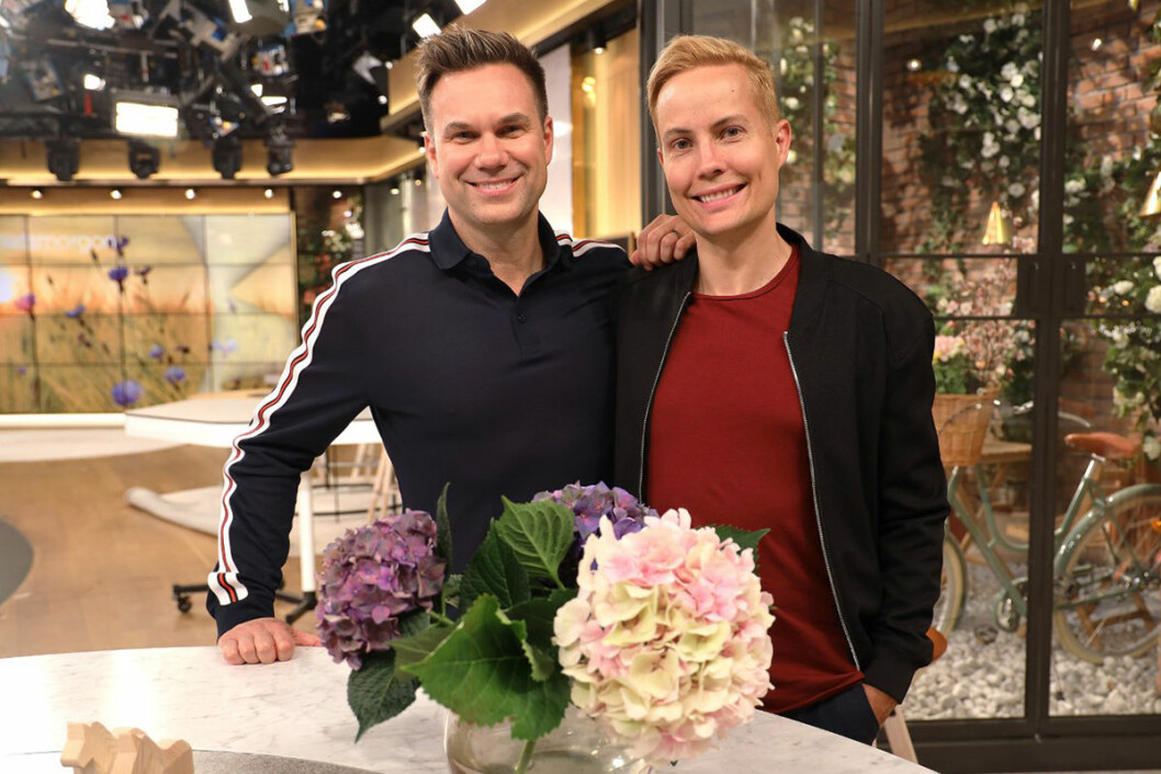 Anders Pihlblad med maken Henrik Alsterdal inne i TV4-huset. <strong>Foto: Shimoda Media</strong> Anders Pihlblad och Henrik Alsterdal i TV4-huset