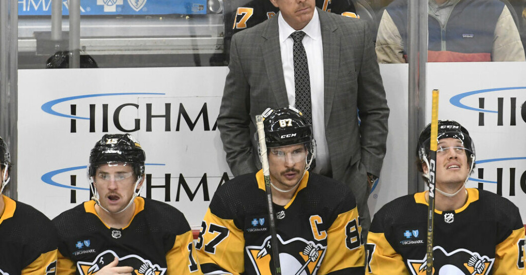 Pittsburghs Jason Zucker, Sidney Crosby och Rickard Rakell får inte spela slutspel i år. Arkivbild. Pittsburghs slutspelssvit bruten