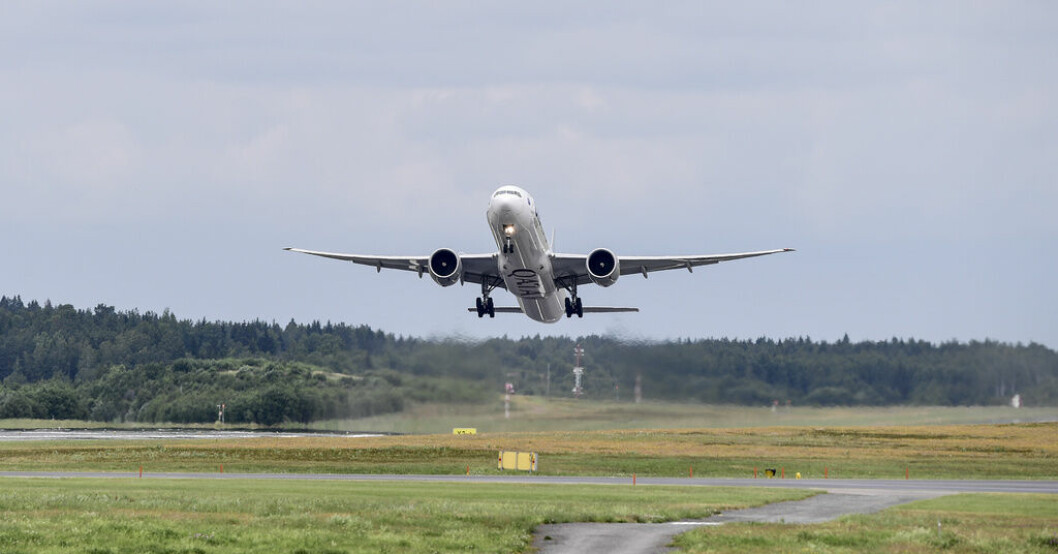 Planet krockade med en fågel strax efter start. Arkivbild. Plan har krockat med fågel - larm på Arlanda
