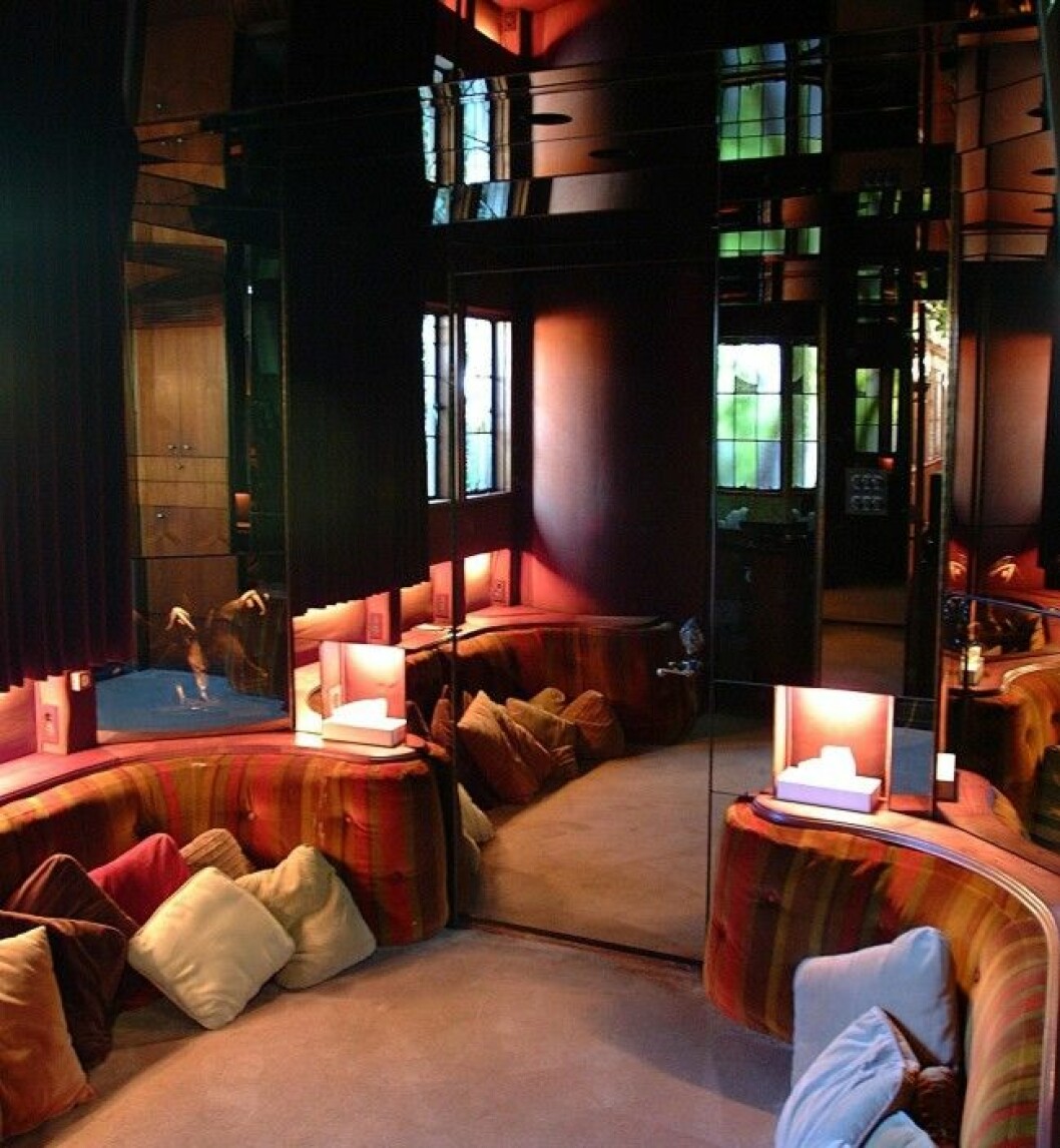 Välanvänd spegelgrotta i Playboy Mansion. Välanvänd spegelgrotta i Playboy Mansion.