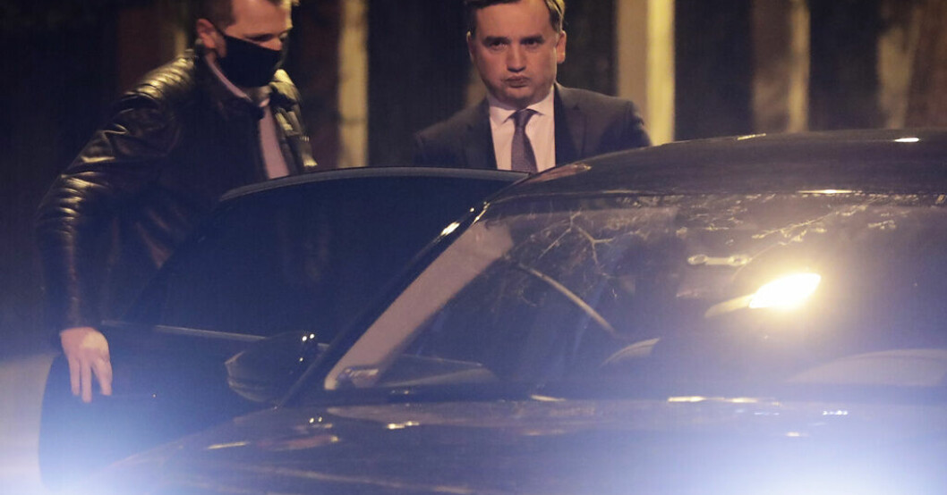 Polsk justitieminister med pistol ifrågasätts