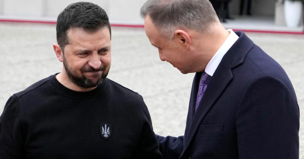 Polens president Andrzej Duda, till höger, välkomnar Volodymyr Zelenskyj vid presidentpalatset i Warszawa. Zelenskyj med fru på ovanligt besök i Polen