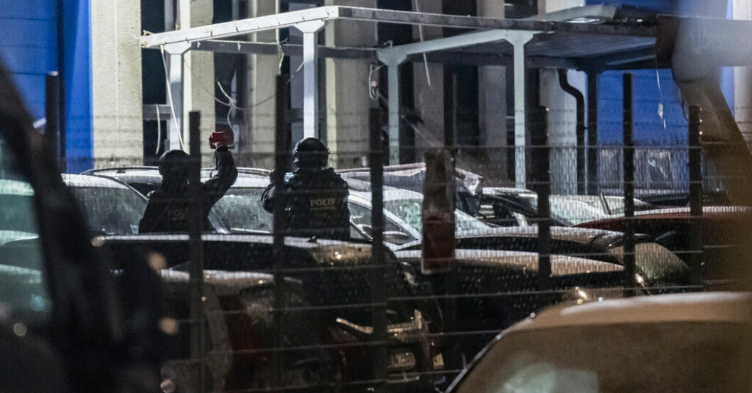 Polis, kriminaltekniker och bombtekniker på plats vid en bilfirma i Fosie i östra Malmö efter en detonation som skadade bilar och byggnad tidigt på tisdagsmorgonen. Bilar skadade i explosion i Malmö
