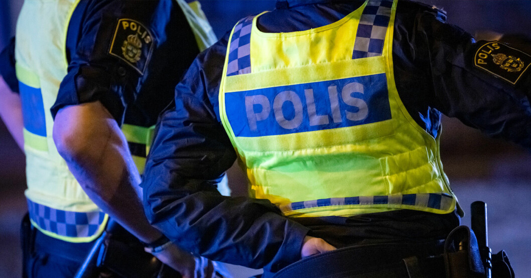 En polis är svårt skadad i frontalkrock