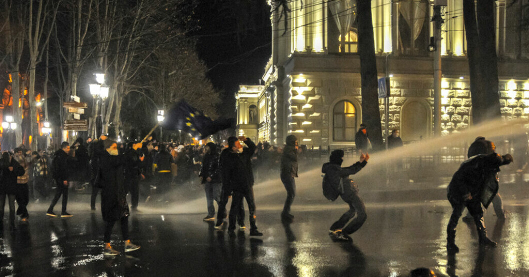 Polis använder tårgas och vattenkanoner för att stoppa demonstranter utanför parlamentet i Tbilisi. Stor protest utanför Georgiens parlament