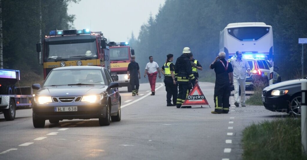 Polis evakuerar boende under skogsbranden i Västmanland 2014. Händelsen tas upp som skräckexempel i en debattartikel för att ingen hade koll på vart de evakuerade tog vägen. Arkivbild. Experter: Här är Sveriges akilleshäl vid kris