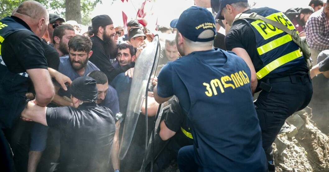 Polis försöker hindra demonstranter som försöker storma pridefestivalområdet i Georgiens huvudstad Tblisi. Pride i Georgien stormades