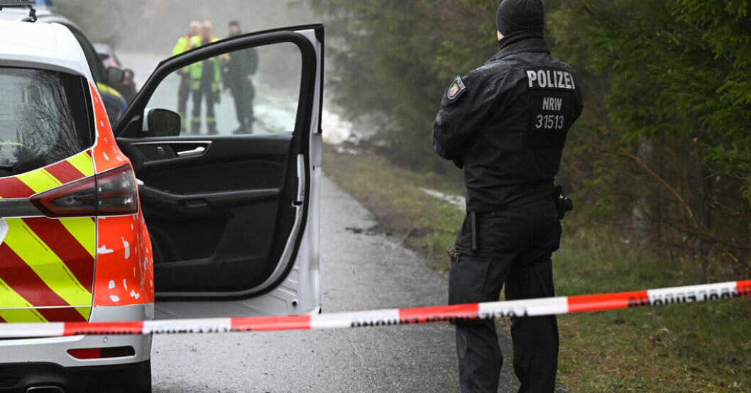 Polis framför avspärrningar nära tyska Freudenberg, där en flicka hittades död i helgen. Skolflickor erkänner mord på tolvåring