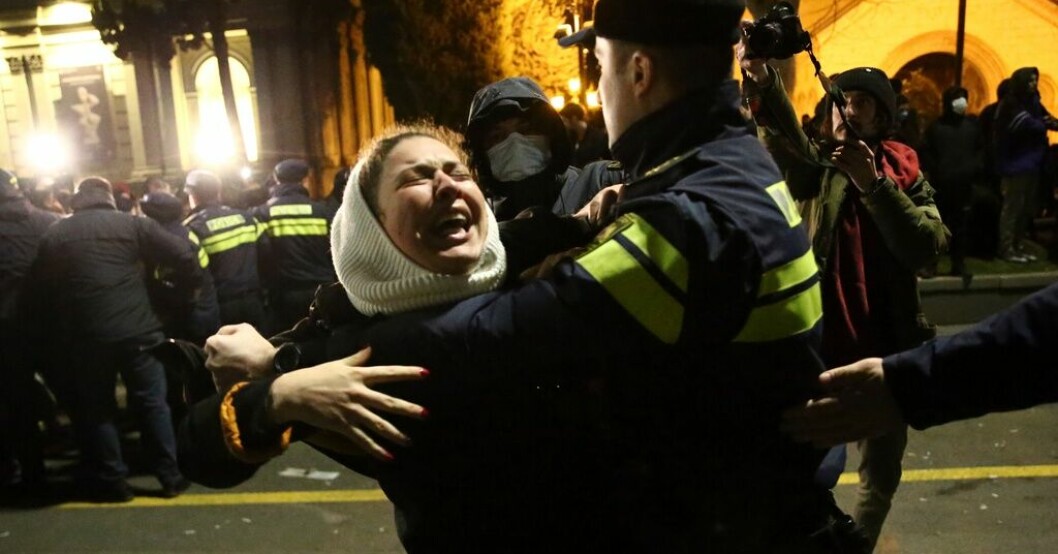 Polis griper en demonstrant under protester utanför Georgiens parlament i Tbilisi den 8 mars. Expert: Georgien vänder sig mot Moskva