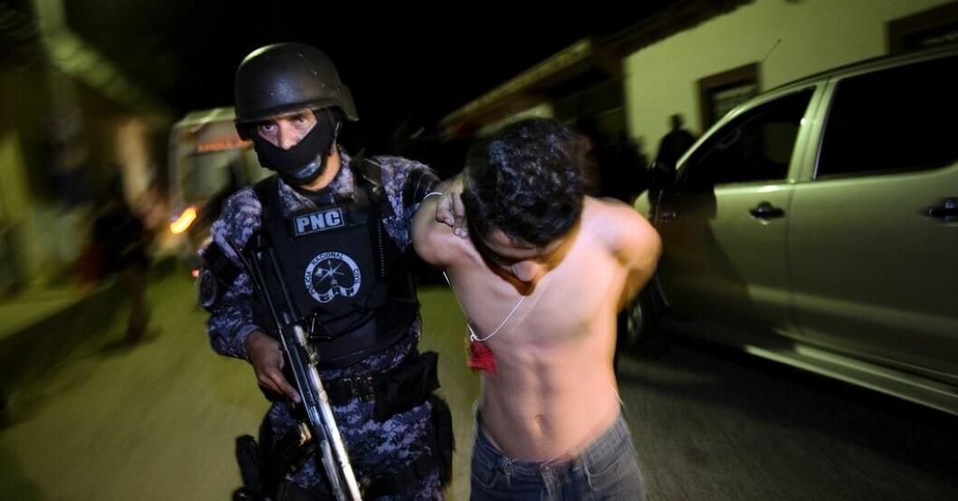 Polis griper en misstänk gängmedlem i Nueva Concepcion, El Salvador. Arkivbild. Militär omringar hel stad i mördarjakt