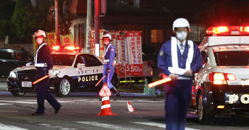 Polis har spärrat av en gata i närheten av den byggnad där den misstänkte gärningsmannen barrikaderade sig. Misstänkt gripen efter våldsdåd i Japan