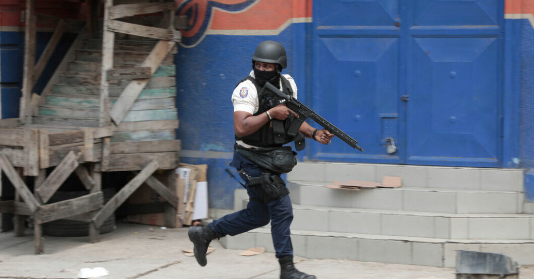 Polis i en insats mot ligor i Haiti. Journalister dödade i gängvåldets Haiti