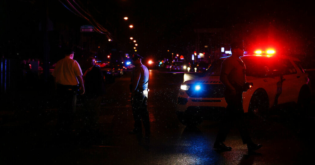 Polis i Philadelphia vid platsen där skjutningen ägt rum. Fyra ihjälskjutna i Philadelphia