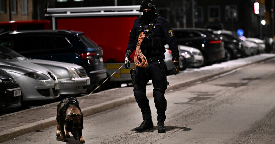 Polis med spårhund söker av området efter det att en man hittats skottskadad i stadsdelen Marieberg på Kungsholmen i Stockholm. Arkivbild. Häktad för skjutning på Kungsholmen