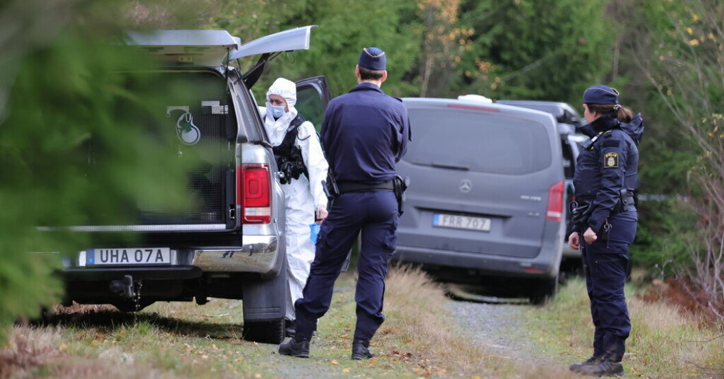 Polis nära platsen där den saknade kvinnan hittades död utanför Vetlanda i början av november. Arkivbild. Dödsorsak klar i Vetlanda – misstankar stärks